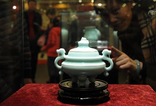 12月5日,观众在北京合璧兴陶瓷艺术馆参观龙泉青瓷作品.
