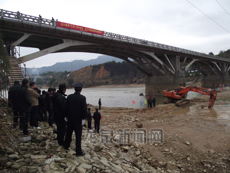 圣塔桥过河管道施工已进入攻坚阶段--龙泉新闻