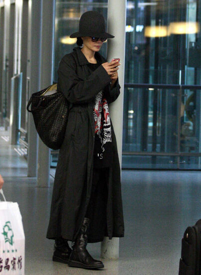 王菲黑装抵沪狂发短信 上海个唱门票全在黄牛那