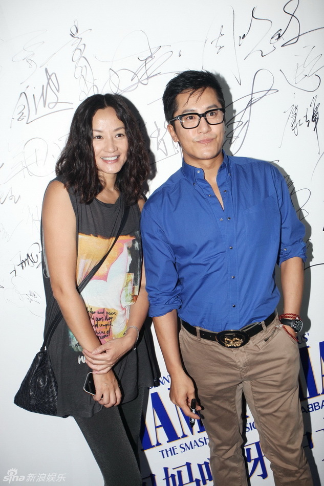 毛宁现身《妈妈咪呀!》北京首演 众大腕冒雨捧场