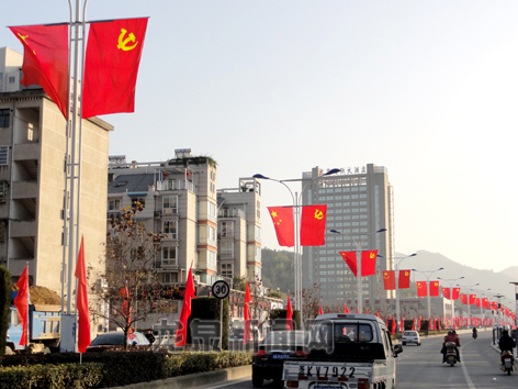 12月24日,记者经过剑川大桥时看到,一面面鲜艳的党旗国旗随风